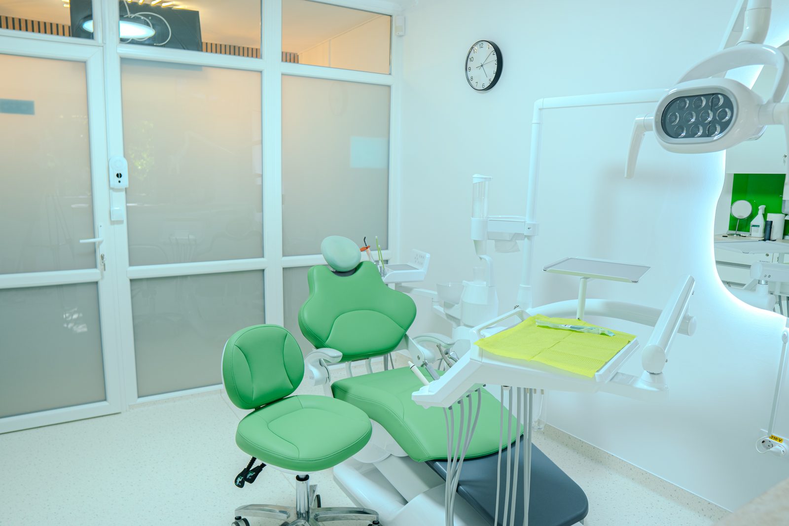 Cabinet stomatologic cu unitate dentară verde